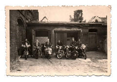 Photo group of men old vintage scooters vintage motorcycles photography motorcycle