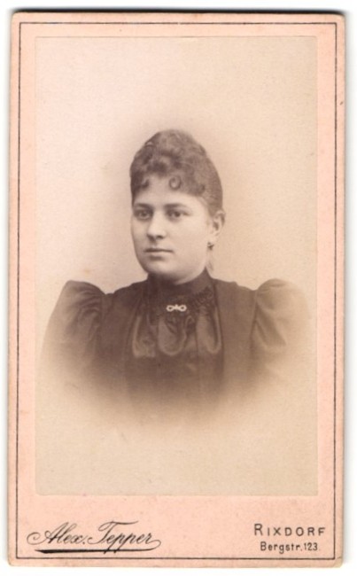 Photograph Alex Tepper, Rixdorf, Bergstraße 123, portrait of a young woman in e