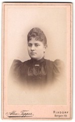Photograph Alex Tepper, Rixdorf, Bergstraße 123, portrait of a young woman in e