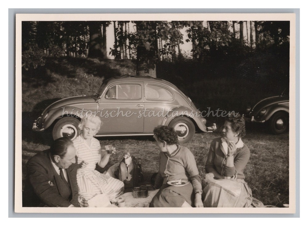 Picnic with 2 VW Beetles 1960 – Car Leisure Forest Fashion – Old Photo