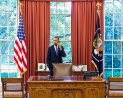 8×10 photo of President Barrack Obama in the Oval Office