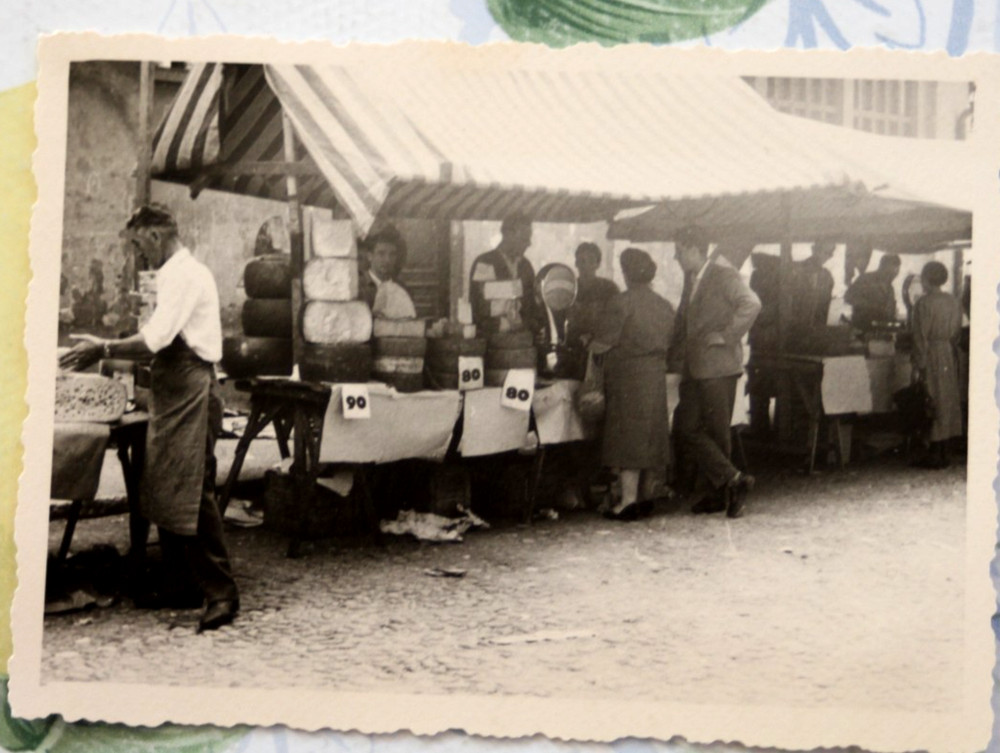 Photo 7x10cm Netherlands Market Cheese Fairground People Stalls 1957 Vintage BG