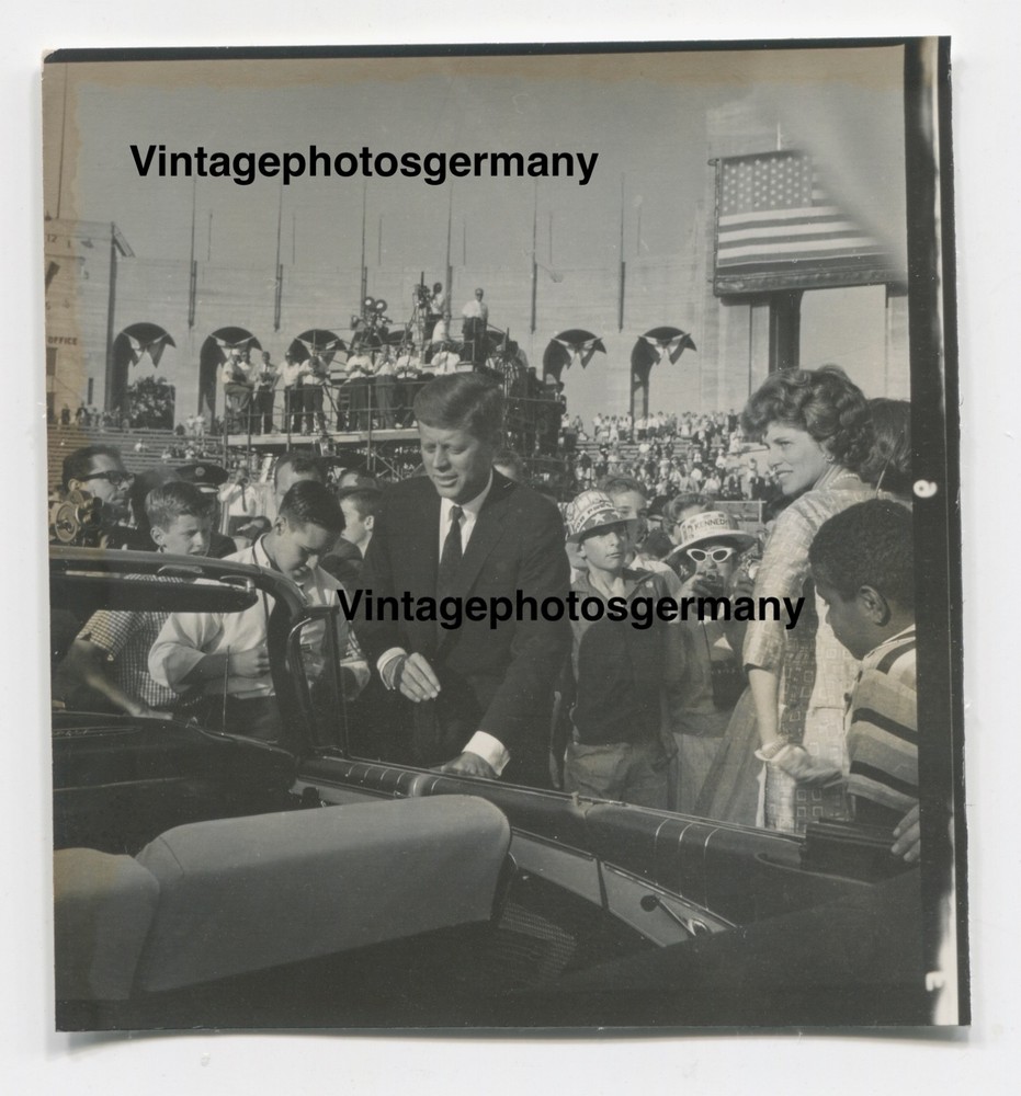Z5302 Photo from the 1960s John F. Kennedy (JFK) election campaign