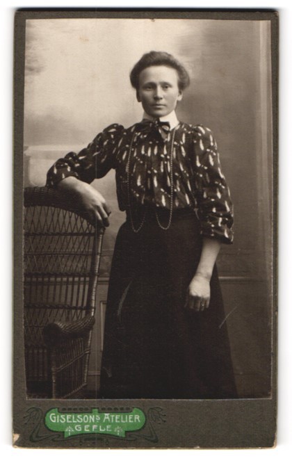 Photograph Giselsons’ studio, Gefle, Nygatan 39, woman in skirt and patterned