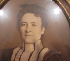 VINTAGE LARGE 16 X 13 IN HEAVY FRAMED B & W PORTRAIT OF WOMAN * PICTURE