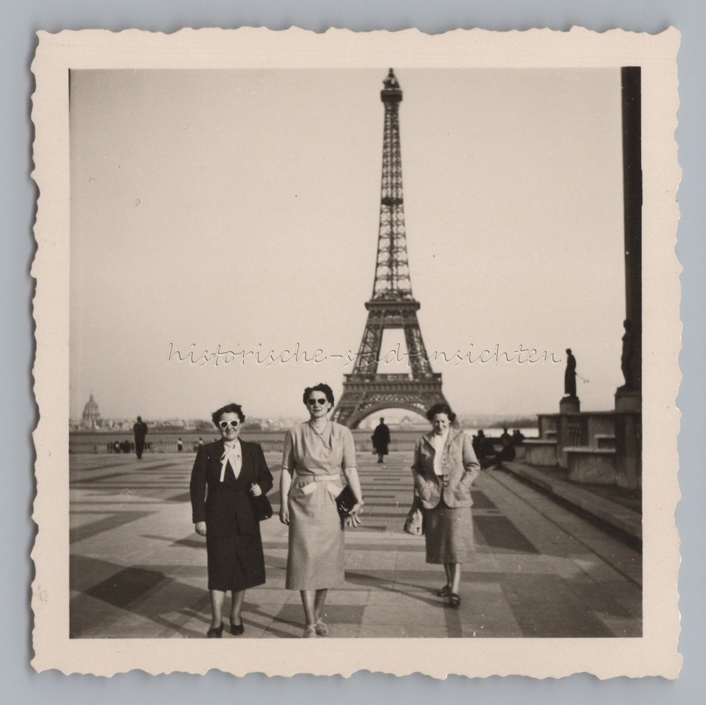 Paris France 1953 – Women with Sunglasses in Front of Eiffel Tower – Photo 1950s