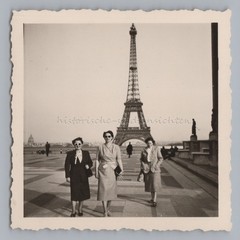 Paris France 1953 – Women with Sunglasses in Front of Eiffel Tower – Photo 1950s