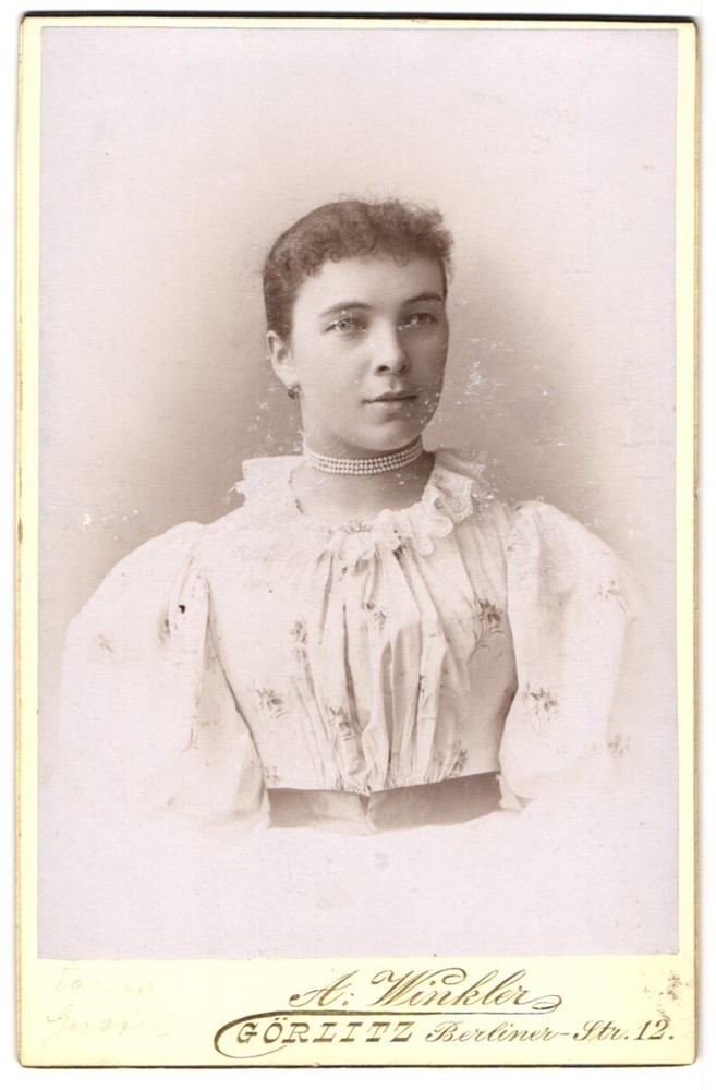 Photograph A. Winkler, Görlitz, Berliner Str. 12, elegant lady in floral class