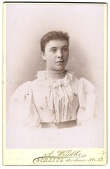 Photograph A. Winkler, Görlitz, Berliner Str. 12, elegant lady in floral class