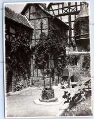 Eisenach around 1930-Wartburg courtyard with fountain-photo 9x12cm