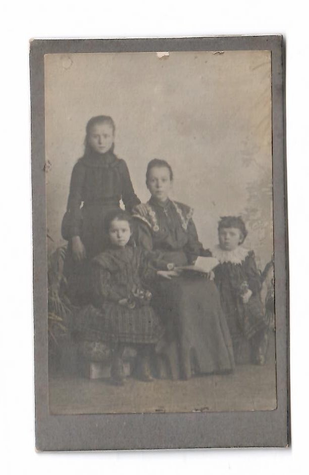 1866- CDV * Mutter mit Ihren 3 Töchtern * um 1910