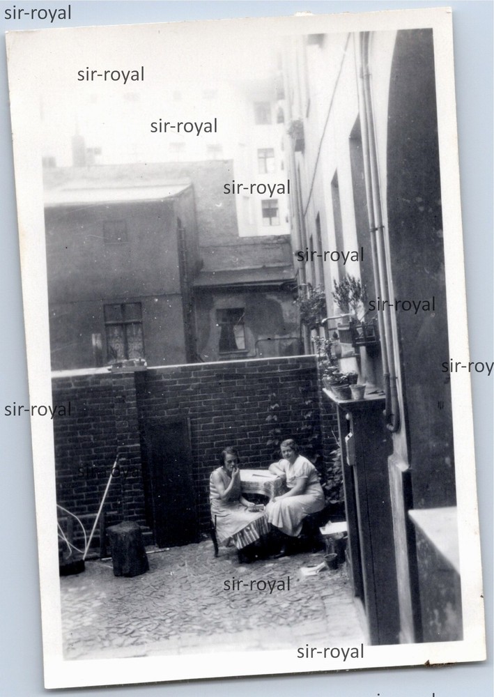 Berlin 1934 – Two Women Sitting in High-Rise Backyard – Photo 6x9cm
