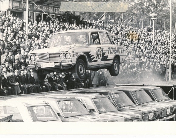 Photo Tolyatti Russia, Volga automobile, car rodeo, stuntmen – 10465705