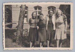 4 Women Arm in Arm – Vintage Photo 1930s 1940s