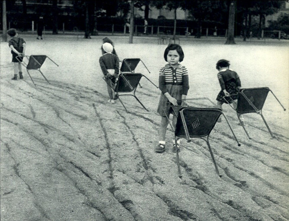1955 ROBERT DOISNEAU Paris Children Moving Chairs Through Sand Art Photo Gravure