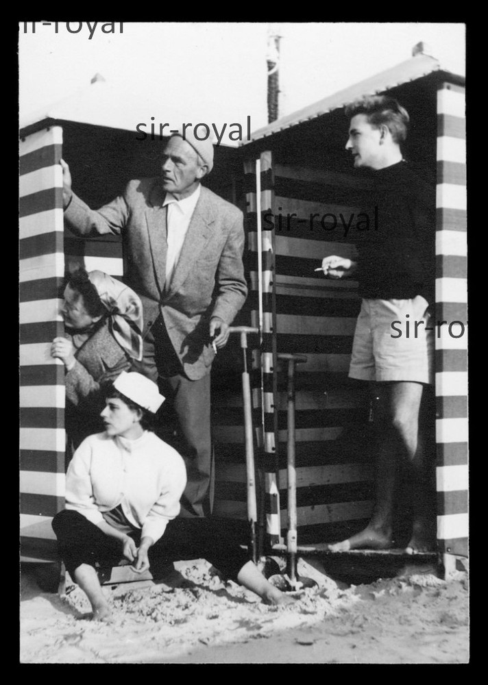 Juist 1956 – People Watching Something From Changing Room – 1950s – Photo 7x10cm