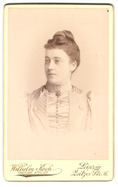 Photograph Wilhelm Koch, Leipzig, Zeitzer Str. 16, young lady with upright