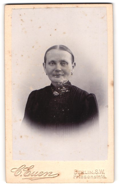 Photograph Carl Euen, Berlin-SW, Friesen-Strasse 14, portrait older lady with z
