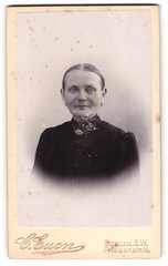 Photograph Carl Euen, Berlin-SW, Friesen-Strasse 14, portrait older lady with z