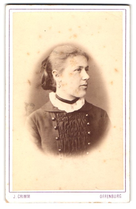 Photograph J. Grimm, Offenburg, breast portrait of a woman in half profile