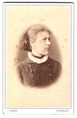 Photograph J. Grimm, Offenburg, breast portrait of a woman in half profile
