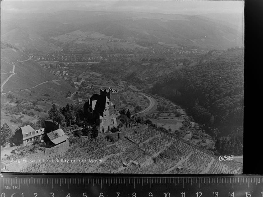 30044579 – 5584 Bullay Castle Arras