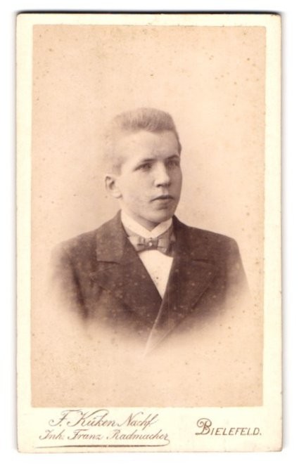 Photograph F. Chick, Bielefeld, Neumarkt 20, young elegant man in suit and
