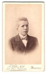 Photograph F. Chick, Bielefeld, Neumarkt 20, young elegant man in suit and