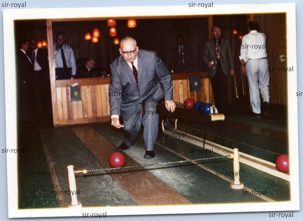 Man bowling at bowling alley 1972 – Sports 1970s – Photo 10x7cm