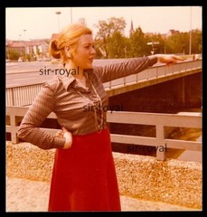 Pretty Woman Pointing Into The Distance – 1970s – Photo 9x9cm