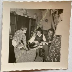 orig. Photo Circa 1960 Young People Party Guitar Music