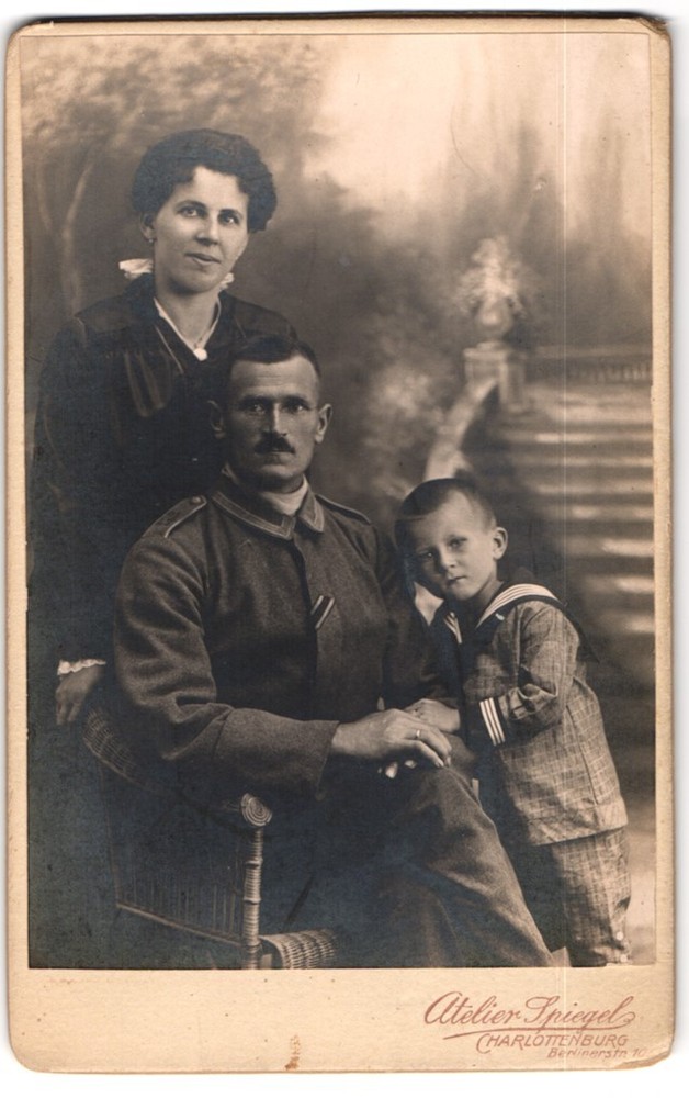 Photography studio mirror, Charlottenburg, Berlinerstrasse 10, soldier with woman