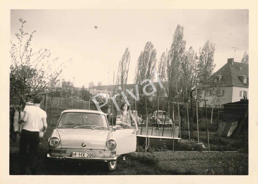 Photo Classic Car BMW With Driver In The Background VW Beetle K1.84