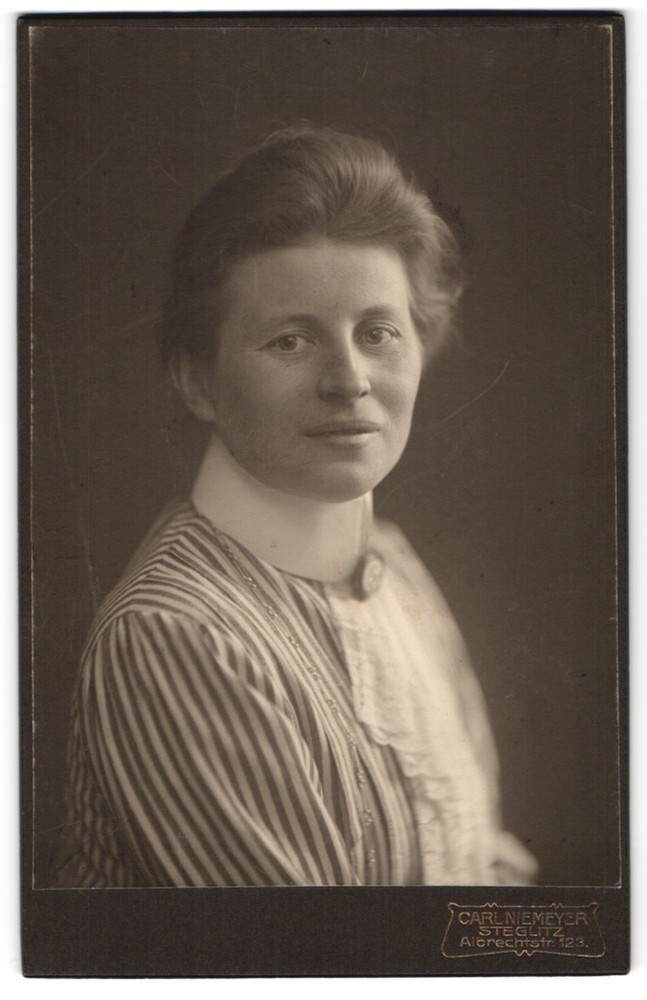Photograph Carl Niemeyer, Steglitz, Albrechtstraße 123, lady in the best age mi