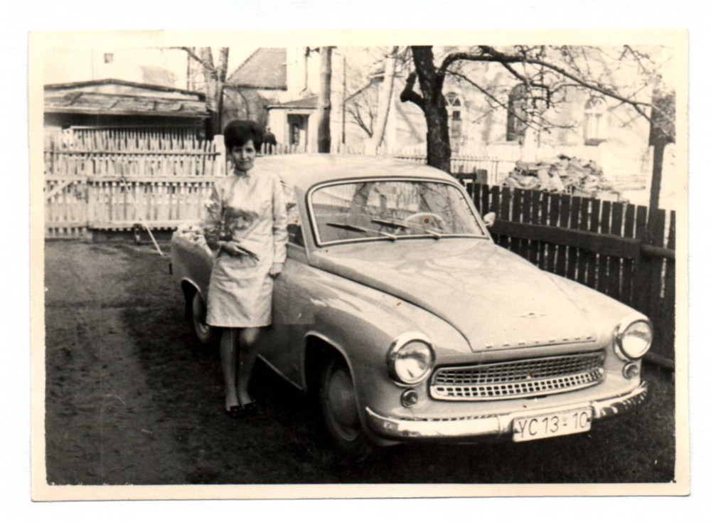 Photo woman at Wartburg 311 GDR car vintage car vintage photography