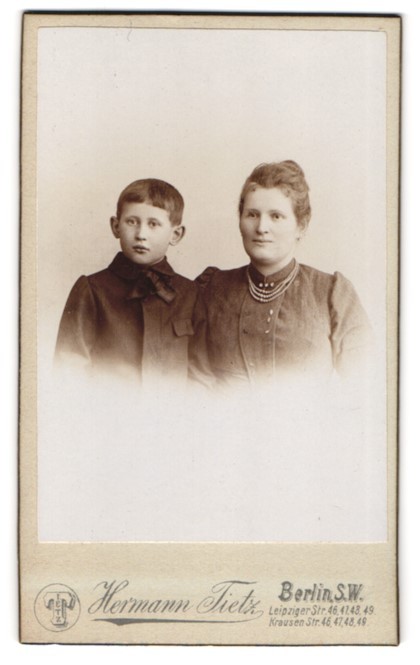 Photograph Hermann Tietz, Berlin-SW, Leipziger Strasse 46-47-48-49, portrait office
