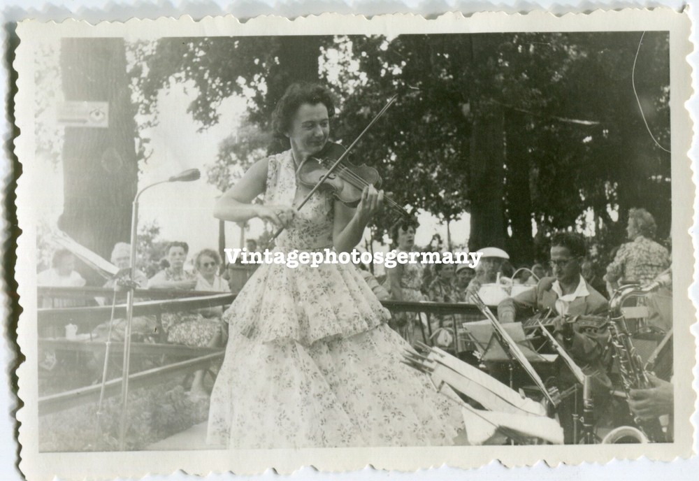 K8360 Foto Berlin Ingeborg von Streletzky Musiker Geige Violine Frau Girl Star