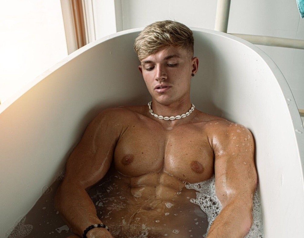 [R060] Handsome Male Cute Model Showing Off Body And Muscles In Tub