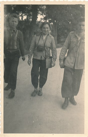 Old black photo pretty woman approx. 6 x 9 cm collection resolution al4915a