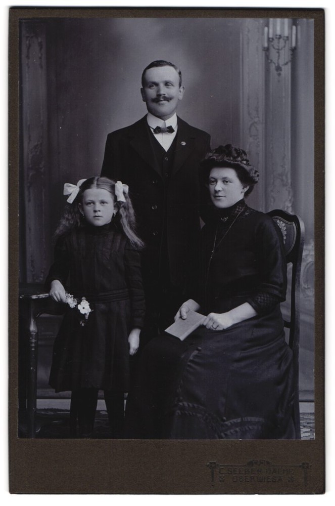 Photograph Paul Hartmann, Niederwiesa-Oberwiesa, elegant couple with a daughter