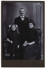 Photograph Paul Hartmann, Niederwiesa-Oberwiesa, elegant couple with a daughter