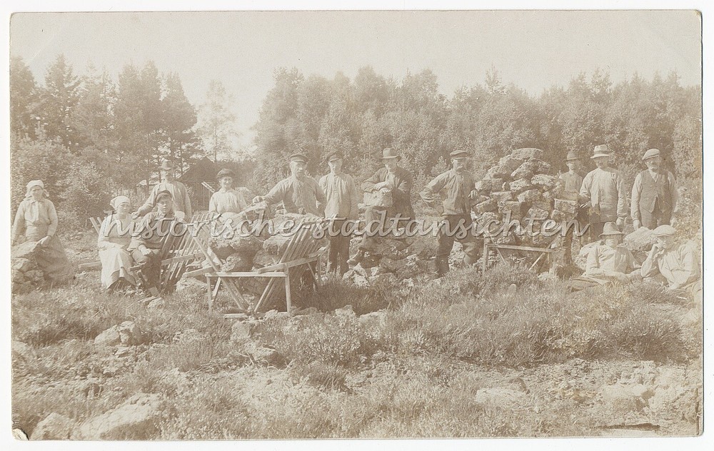 Gruppenfoto – Bauern Feld Steine Torf – Berufe – Altes Foto 1910er