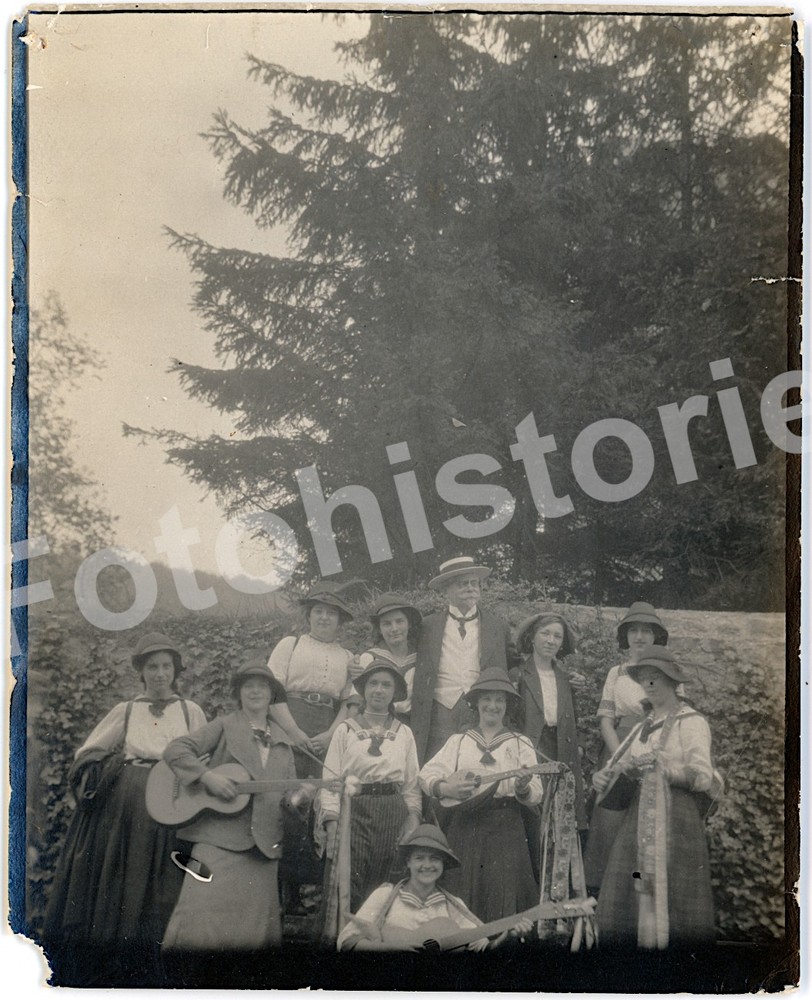 orig. Photo circa 1920 Ladies with Instruments Guitar; Musicians