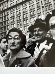 WILLIAM KLEIN «Christmas Shoppers» (1954; printed 1978) Silver Gelatin HC