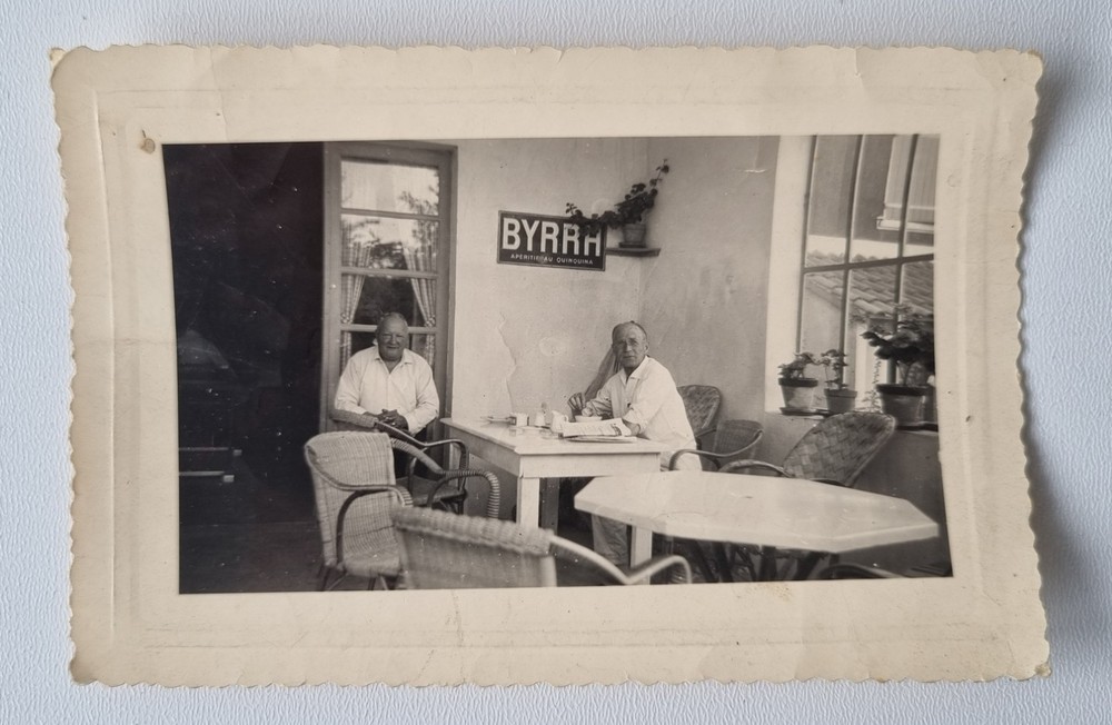 Great B/W Photo «Two Men at Coffee with BYRRH Tin Sign» Circa 1959