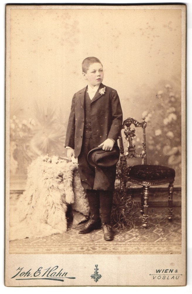 Photograph Joh. E. Hahn, Vienna, Mariahilferstrasse 105, portrait of half-grown K