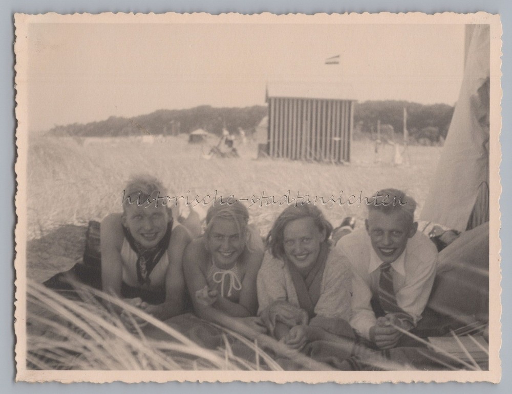 Happy Young People on the Beach – Vintage Photo 1930s