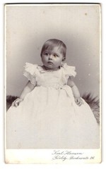 Photograph Karl Hansen, Görlitz, Berlinerstrasse 26, pretty toddler in fine