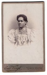 Photograph Emil Voigt, Vienna-Penzing, Linzerstraße 123, portrait of a woman in Sp