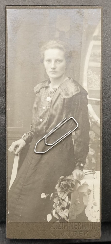 Photo portrait CDV KAB portrait woman model dress Lübeck flowers silk picture old